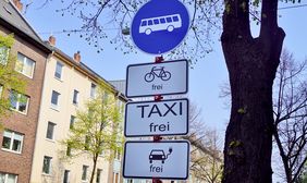 Mit diesem Verkehrszeichen ist die neue Umweltspur auf der Merowingerstraße gekennzeichnet. Foto: Schirrmacher 