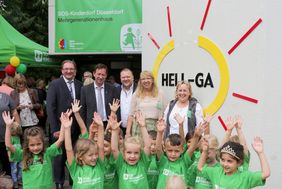 V.l.n.r.: Johannes Horn, Leiter des Jugendamtes der Landeshauptstadt Düsseldorf, Burkhard Hintzsche, Stadtdirektor und Jugenddezernent, Herbert Stauber und Sabine Kopka vom Mehrgenerationenhaus HELL-GA und Bärbel Thorwirth, Kita Schatzkiste. Foto: Lamme