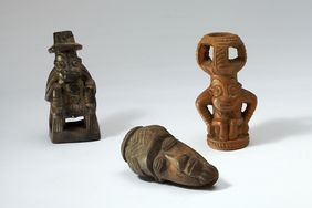 Pfeifenköpfe und Häuptlingsinsignien, Kamerun und Kameruner Grasland. Foto: Horst Kolberg, Neuss