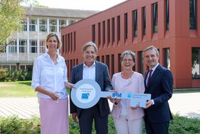 Schulleiterin Barbara Maerker, IPM-Chef Dr. Heinrich Labbert, Schulverwaltungsamtsleiterin Dagmar Wandt und Oberbürgermeister Thomas Geisel (v.l.) bei der symbolischen Schlüsselübergabe. Foto: Uwe Schaffmeister