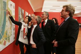 Bei einem Rundgang durch die Ausstellung können sich die Bürgerinnen und Bürger bis zum 3. Dezember die Entwürfe ansehen und kommentieren; Foto: Young