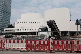 Nach Abschluss der Arbeiten an der Tiefgarage wird nun auch die Oberfläche des Gustaf-Gründgens-Platzes inklusive des gesamten Umfeldes des Schauspielhauses erneuert. Foto: Michael Gstettenbauer