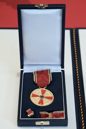 Die Verdienstmedaille des Verdienstordens der Bundesrepublik Deutschland. Foto: Michael Gstettenbauer