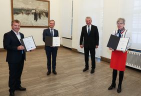 Förderbescheidübergabe im Rathaus: Holger te Heesen, ABC-Logistik, Oberbürgermeister Thomas Geisel, Minister Prof. Dr. Andreas Pinkwart und Susanne Momberg, Rheinbahn. Fotos: Melanie Zanin