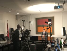 Technikcheck vor der 1. Virtuellen Beschäftigtenversammlung der Landeshauptstadt Düsseldorf mit Oberbürgermeister Dr. Stephan Keller.