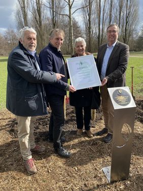 Stele, Amberbaum und dazu noch eine gerahmte Urkunde: Die DBG würdigte das Engagement für den Südpark (v.l.) DBG-Geschäftsführer Jochen Sandner, Beigeordneter Jochen Kral, Gartenamtsleiterin Doris Törkel und DBG-Vorsitzender Hajo Hinrichs. Foto: Buch