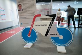 Die Ausstellung informiert über die Rolle des Fahrrads im Gesamtkontext der zukünftigen Mobilität in Düsseldorf. Foto: Michael Gstettenbauer