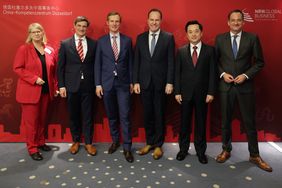 V.l.: Annette Klerks, Wirtschaftsförderung, Wirtschaftsdezernent Christian Zaum, Andreas Machwirth, MWIKE, OB Dr. Stephan Keller, Chinesischer Generalkonsul Chunguo Du, Felix Neugart, NRW.Global Business. Foto: David Young