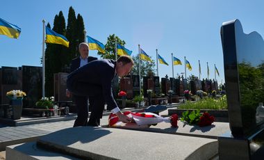 Auf dem Zentralfriedhof Tsentralʹnyy Tsvyntar Chernivtsiv legt Oberbürgermeister Dr. Stephan Keller ein Gesteck auf eines der unzähligen Soldatengräber. Foto: LHD