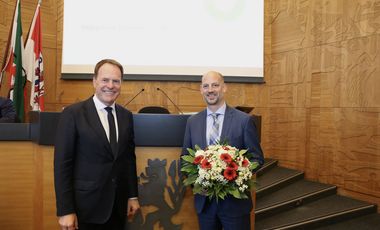 Oberbürgermeister Dr. Stephan Keller mit Marcus Beyer (r.). Beyer wurde vom Düsseldorfer Stadtrat einstimmig zum neuen Beigeordneten für Infrastruktur gewählt. Dieses Amt wird er am 1. Oktober 2026 antreten. Foto: Ingo Lammert