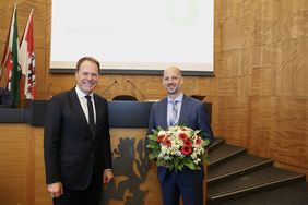 Oberbürgermeister Dr. Stephan Keller mit Marcus Beyer (r.). Beyer wurde vom Düsseldorfer Stadtrat einstimmig zum neuen Beigeordneten für Infrastruktur gewählt. Dieses Amt wird er am 1. Oktober 2026 antreten. Foto: Ingo Lammert