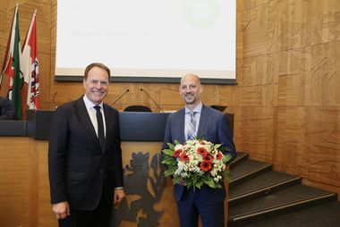 Oberbürgermeister Dr. Stephan Keller mit Marcus Beyer (r.). Beyer wurde vom Düsseldorfer Stadtrat einstimmig zum neuen Beigeordneten für Infrastruktur gewählt. Dieses Amt wird er am 1. Oktober 2026 antreten. Foto: Ingo Lammert
