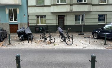 Die Landeshauptstadt Düsseldorf baut das Angebot an Fahrradabstellplätzen im gesamten Stadtgebiet kontinuierlich weiter aus. Im Rahmen der Initiative "Fahrradstellplätze für Düsseldorf" entstehen in diesem Jahr wie hier an der Karolingerstraße mehr als 1.000 zusätzliche Stellplätze für Räder. Foto: Amt für Verkehrsmanagement