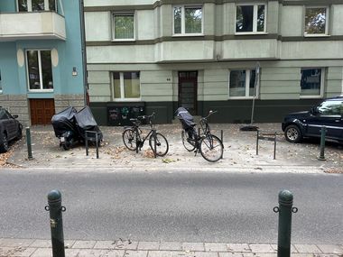 Die Landeshauptstadt Düsseldorf baut das Angebot an Fahrradabstellplätzen im gesamten Stadtgebiet kontinuierlich weiter aus. Im Rahmen der Initiative "Fahrradstellplätze für Düsseldorf" entstehen in diesem Jahr wie hier an der Karolingerstraße mehr als 1.000 zusätzliche Stellplätze für Räder. Foto: Amt für Verkehrsmanagement