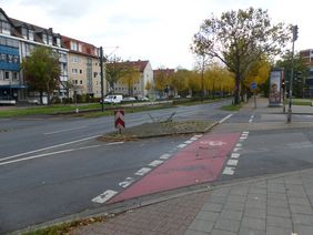 Foto vom Fußgängerüberweg und Radweg an der Redinghovenstraße