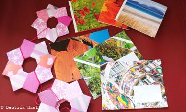 Foto mit gebastelten Sternen und Geschenktüten aus Papier