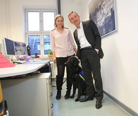 OB Thomas Geisel beglückwünscht Diabetikerwarnhund Anton zur bestandenen Abschlussprüfung. 