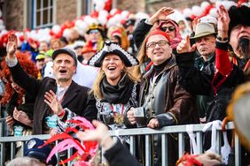 "Düsseldorf - gemeinsam jeck" - die Karnevalisten in der Landeshauptstadt feiern ihren Rosenmontagszug 2019. Foto: Melanie Zanin