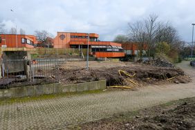 In Oberkassel wurde der Grundstein für den Erweiterungsbau der Carl-Benz-Realschule gelegt. Die Fertigstellung des Bauprojekts ist für April 2021 geplant. Foto: Michael Gstettenbauer