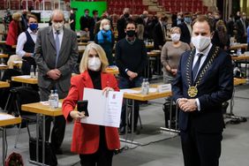 Oberbürgermeister Dr. Stephan Keller (r.) hat das langjährige Ratsmitglied Angelika Wien-Mroß mit der Verdienstplakette des Rates ausgezeichnet; Foto: Gstettenbaur