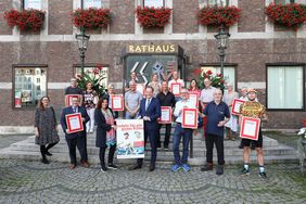 Oberbürgermeister Dr. Stephan Keller (vorne M.) hat mit Umweltdezernentin Helga Stulgies im Rathaus die zwölf siegreichen Düsseldorfer Teams im Stadtradeln 2021 ausgezeichnet; Fotos: Zanin 