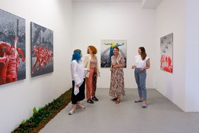 Die ukrainische Gastkünstlerin Oksana Pyzh (2. v.l.) nimmt zum zweiten Mal an den Kunstpunkten teil und zeigt zusammen mit ihrer ukrainischen Kollegin Olga Chekotovska (l.) Werke im Atelier am Eck. Foto: Schaffmeister