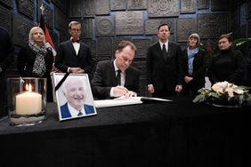 Nach einer Schweigeminute hat sich Oberbürgermeister Dr. Stephan Keller als erster Bürger der Landeshauptstadt in das Kondolenzbuch eintragen; Fotos: Gstettenbauer