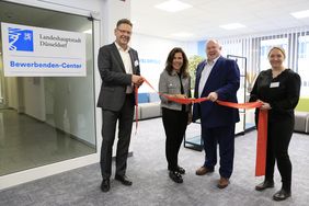 Personaldezernent Olaf Wagner (2.v.r) und Bettina Mötting (2.v.l), Leiterin Hauptamt, eröffneten das neue Bewerbenden-Center. Ulf Fischer, 1. stellv. Leiter Hauptamt, und Melanie Bayer, Leiterin Bewerbenden-Center, waren auch mit dabei, Foto: Lammert