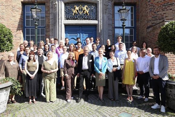Mit acht engagierten Betrieben an neun Standorten startete das Klimaschutzprogramm Ökoprofit am 26. Juni 2026 im Rahmen einer feierlichen Auftaktveranstaltung im Plenarsaal des Düsseldorfer Rathauses in seine zehnte Jubiläumsstaffel, Foto: Lammert.