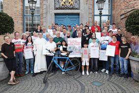 Alle Preisträgerinnen und Preisträger des Stadtradelns 2026. Umweltdezernent Jochen Kral (M.)überreichte den Siegerteams eine Urkunde, Foto: Young