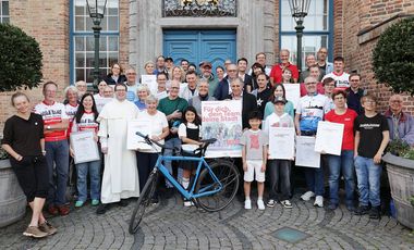 Alle Preisträgerinnen und Preisträger des Stadtradelns 2026. Umweltdezernent Jochen Kral (M.)überreichte den Siegerteams eine Urkunde, Foto: Young