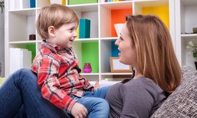 Mutter, die mit ihrem Kind spricht © Fotolia