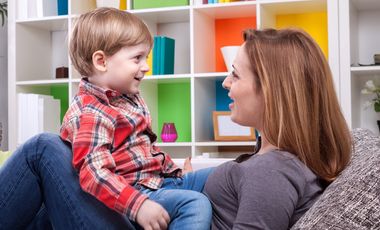 Mutter, die mit ihrem Kind spricht © Fotolia