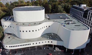 Das Düsseldorfer Schauspielhaus von oben - wieder komplett von seiner weißen Fassade umhüllt, Foto: David Young.