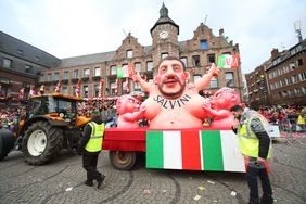 "Düsseldorf - gemeinsam jeck" - die Karnevalisten in der Landeshauptstadt feiern ihren Rosenmontagszug 2019. Foto: Melanie Zanin
