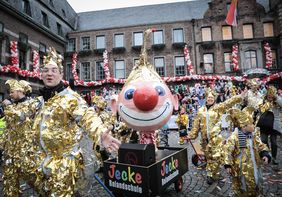 "Unser Rad schlägt um die Welt" - die Karnevalisten in der Landeshauptstadt feiern ihren Rosenmontagszug 2020; Foto: Melanie Zanin