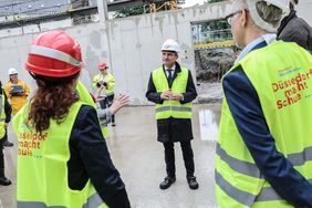 Bei einem Rundgang über die Baustelle überzeugte sich OB Thomas Geisel vom Baufortschritt. Foto: Melanie Zanin