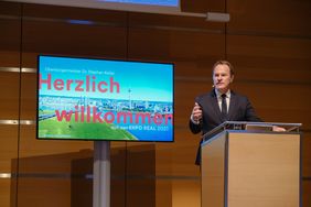 OB Dr. Stephan Keller bei seiner Präsentation am zweiten Messetag, 12. Oktober, auf der Expo Real 2021 in München. Foto: Gstettenbauer