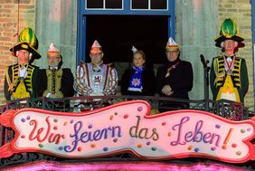 Oberbürgermeister Dr. Stephan Keller (2 v.r.) verabschiedete zusammen mit CC-Präsident Michael Laumen (2 v.l.) das Prinzenpaar auf dem Rathausbalkon. Foto: Uwe Schaffmeister