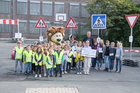 Gruppenfoto mit Schülerinnen und Schülern der Gemeinschaftsgrundschule Südallee