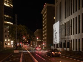 Mit der Arbeit "missing link_" realisiert Mischa Kuball eine vorerst temporäre Lichtinstallation auf der Kasernenstraße, die das Gedenken an die im Nationalsozialismus zerstörte, zentrale Synagoge der Stadt in den Mittelpunkt stellt. Foto: T. Kukulies