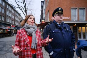 Ordnungsdezernentin Britta Zur (l.) und Thorsten Fleiß, Leiter der Polizeiinspektion Mitte, stellten die Vorbereitungen von OSD und Polizei zu Karneval vor. Foto: Gstettenbauer