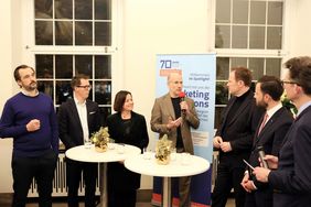 Die Preisträgerinnen und Preisträger nahmen an einer Paneldiskussion unter der Moderation von Dr. Stephan Langer (r.), Vorstand Geschäftsführung Marketing Club Düsseldorf, teil. Foto: Ingo Lammert