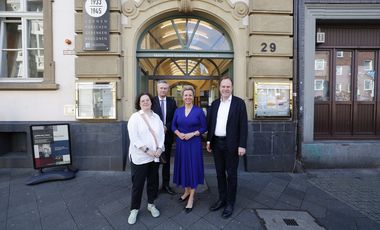 OB Dr. Stephan Keller mit Ina Brandes, Ministerin für Kultur und Wissenschaft des Landes NRW, Dr. Bastian Fleermann, Leiter der Mahn- und Gedenkstätte, und Hildegard Jakobs, stellv. Leiterin, (v.r.) Foto: LHD/David Young