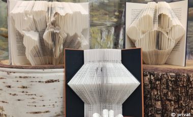Foto von Büchern, die zu Skulpturen gefaltet wurden