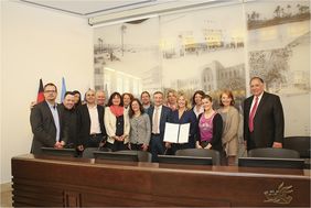 Gruppenbild mit den beiden Oberbürgermeistern und den Mitarbeitern des Düsseldorfer Jugendamts im Rathaus von Haifa