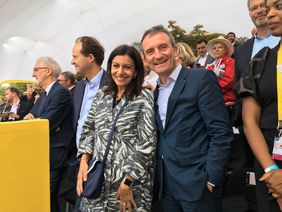 Oberbürgermeister Thomas Geisel mit seiner Pariser Amtskollegin Anne Hidalgo beim Abschluss der Tour de France 
