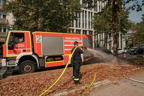 Im Stadtgebiet sind fünf Einsatzfahrzeuge der Feuerwehr für die Bewässerung im Einsatz. Foto: Michael Gstettenbauer