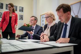 Bei der Unterzeichnung des Rahmenvertrags mit den Düsseldorfer Wohlfahrtsverbänden: (v.r. Stadtdirektor Burkhard Hintzsche, Marion Warden (AWO) und Oberbürgermeister Thomas Geisel. Foto: Lars Heidrich