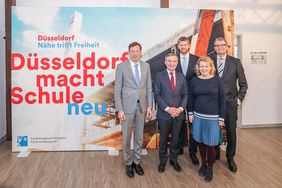 (V. l.) Stadtdirektor Burkhard Hintzsche, OB Thomas Geisel, Florian Dirszus, Schulverwaltungsamt, und Stadtmarketingchef Frank Schrader stellten die Plakataktion vor; dabei auch Heide Steinke, Leiterin der GGS Kronprinzenstraße. Foto: Melanie Zanin